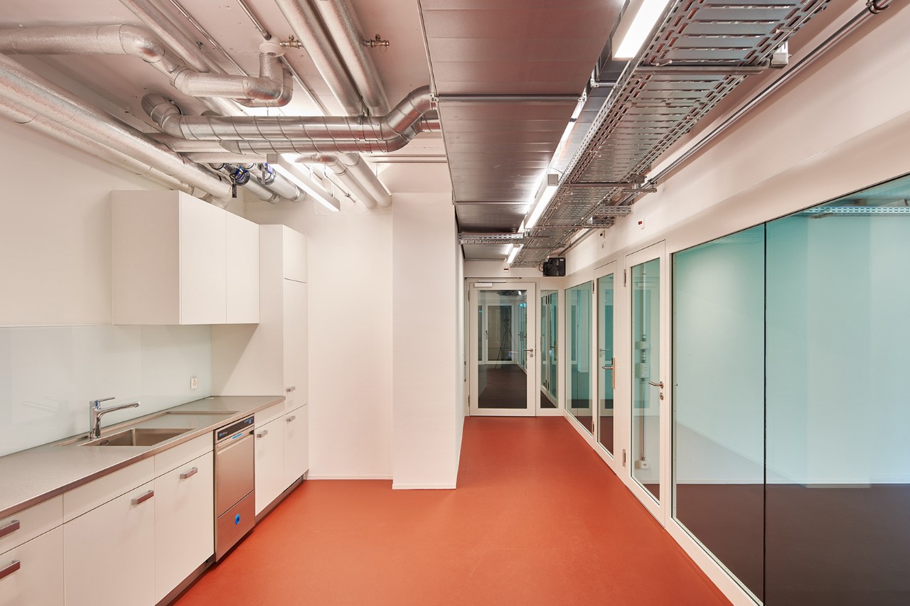 Teeküche und Besprechungsraum im Bereich der internen Büroflächen (Bild: Theodor Stalder, Zürich)